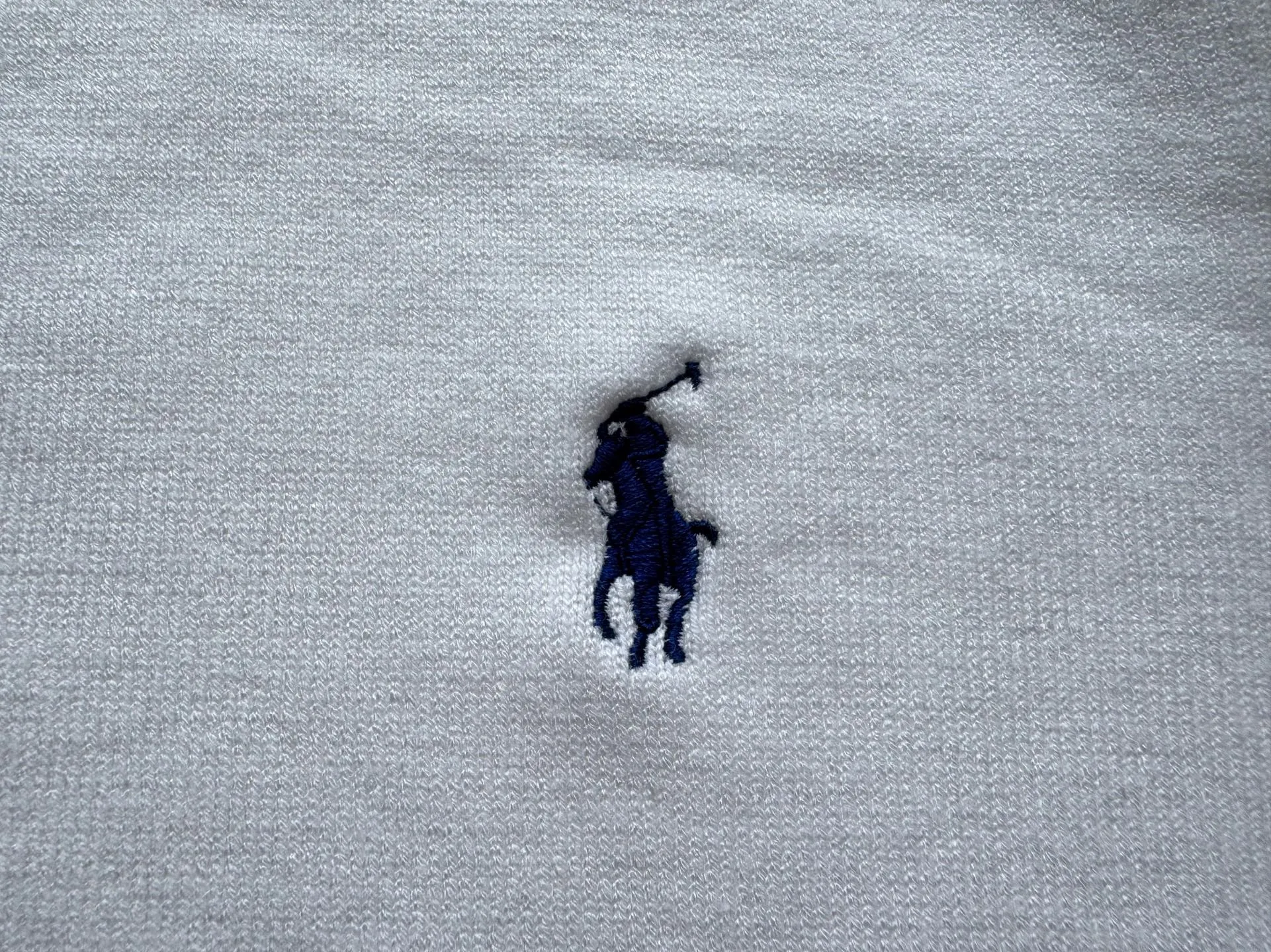 P180 Polo Ralph solid color logo embroidered knitted long-sleeved sweater ✅ Great texture: knitted fabric, soft and waxy to the touch, very comfortable to wear next to the body, and very warm. It is suitable for wearing alone in the winter in the south or as a base layer in the north. ✅ Slimming version: The round neck design is classic and durable, and will not look bloated. Instead, it has a slimming effect and is friendly to all body types. ✅Versatile and practical: Whether it is worn with suit pants for commuting or jeans for leisure, it can be easily worn, and one piece can be used for several pieces! ✅Pony embroidery is simple yet a little refined!  Color: Black White Size M L